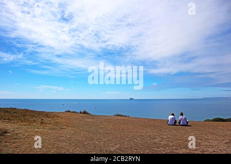 Pärchen auf den Klippen von Hengistbury Kopf Blick über die Englischer Kanal Stockfoto