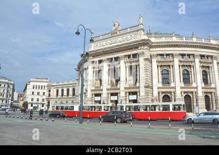 WIEN, ÖSTERREICH - 03. MAI 2016 : das Burgtheater, das Österreichische Nationaltheater in Wien. Rote Straßenbahn fährt am Theatergebäude vorbei. Stockfoto