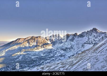 Tatra Berge im Winter. Blick vom Kasprowy Wierch auf die hohe Tatra. Stockfoto