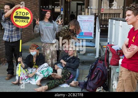 High Wycombe, Großbritannien. August 2020. Junge Umweltaktivisten der HS2-direkten Aktionsgruppe HS2 Rebellion bereiten sich auf eine Anhörung vor dem High Wycombe Magistrate Court vor. Die überwiegend Teenager-Aktivisten, die gegen die umstrittene HS2-Hochgeschwindigkeitsstrecke sind, wurden mit Hilfe des Gewerkschaftsgesetzes verhaftet, während sie auf einer Brücke auf einem öffentlichen Fußweg im Denham Country Park standen. Kredit: Mark Kerrison/Alamy Live Nachrichten Stockfoto