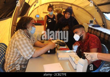 Beirut, Libanon. August 2020. Ein Arzt behandelt am 10. August 2020 einen Patienten im Iran-unterstützten Feldlazarett in Beirut, Libanon. Libanon hat in den letzten Tagen Feldkrankenhäuser aus einer Reihe von Ländern erhalten. Quelle: Bilal Jawich/Xinhua/Alamy Live News Stockfoto