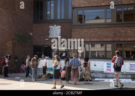 High Wycombe, Großbritannien. August 2020. Junge Umweltaktivisten der HS2-direkten Aktionsgruppe HS2 Rebellion bereiten sich auf eine Anhörung vor dem High Wycombe Magistrates’ Court vor. Die überwiegend Teenager-Aktivisten, die gegen die umstrittene HS2-Hochgeschwindigkeitsstrecke sind, wurden mit Hilfe des Gewerkschaftsgesetzes verhaftet, während sie auf einer Brücke auf einem öffentlichen Fußweg im Denham Country Park standen. Kredit: Mark Kerrison/Alamy Live Nachrichten Stockfoto