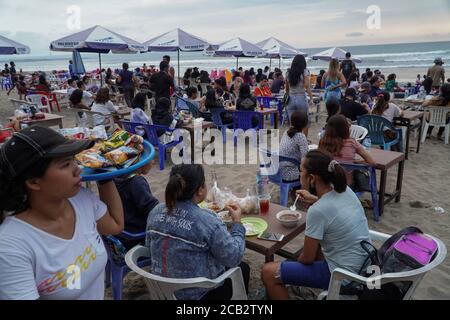 10. August 2020, Badung, Bali, Indonesien: Touristen sitzen auf dem Liegestuhl. Die Menschen genießen ihren Urlaub am Legian Beach inmitten des Covid-19 Coronavirus-Ausbruchs, als Bali für den indonesischen Inlandstourismus am 31. Juli 2020 wiedereröffnet wurde. Zeitplan der lokalen Behörden zur Eröffnung des internationalen Tourismus am 11. September 2020. (Bild: © Dicky Bisinglasi/ZUMA Wire) Stockfoto