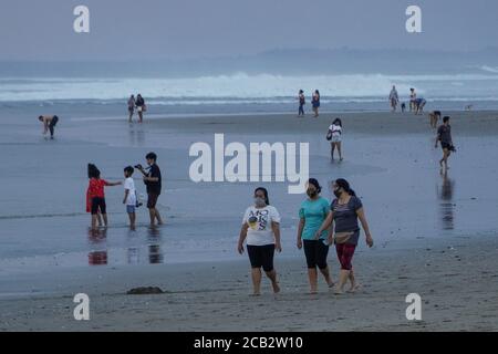 10. August 2020, Badung, Bali, Indonesien: Eine Gruppe von Touristen trägt Facemask Spaziergänge am Strand entlang. Die Menschen genießen ihren Urlaub am Legian Beach inmitten des Covid-19 Coronavirus-Ausbruchs, als Bali für den indonesischen Inlandstourismus am 31. Juli 2020 wiedereröffnet wurde. Zeitplan der lokalen Behörden zur Eröffnung des internationalen Tourismus am 11. September 2020. (Bild: © Dicky Bisinglasi/ZUMA Wire) Stockfoto
