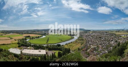 Ein Blick auf die Stadt Stirling, Schottland. Aufgenommen von der Abbey Craig, wo das Wallace Monument mit Blick auf die Stadt thront. Blick in Richtung Stirling. Stockfoto