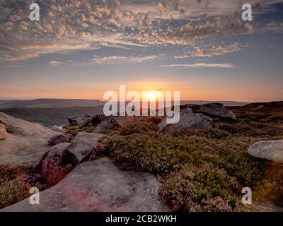 Atemberaubender Sonnenuntergang über Derwent Edge im Peak District Stockfoto