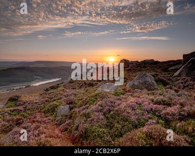 Atemberaubender Sonnenuntergang über Derwent Edge im Peak District Stockfoto