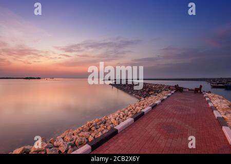 Die Schönheit des Sonnenaufgangs vom Fischerhafen Al Thakira. Bekannt als Dakhira Stockfoto