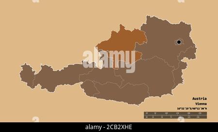 Entsättigte Form von Österreich mit seiner Hauptstadt, Hauptregionalteilung und dem abgetrennten Oberösterreich-Gebiet. Beschriftungen. Komposition von gemusterten Texturen Stockfoto