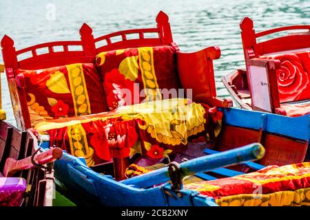 Bunte Boote im schönen Bhimtal See von Nainital Uttarakhand Stockfoto