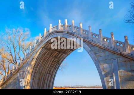 Peking, China - Jan 13 2020: Die Jade Belt Bridge ist eine Fußgängermondbrücke aus dem 18. Jahrhundert auf dem Gelände des Sommerpalastes, berühmt für mich Stockfoto