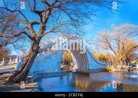 Peking, China - Jan 13 2020: Die Jade Belt Bridge ist eine Fußgängermondbrücke aus dem 18. Jahrhundert auf dem Gelände des Sommerpalastes, berühmt für mich Stockfoto