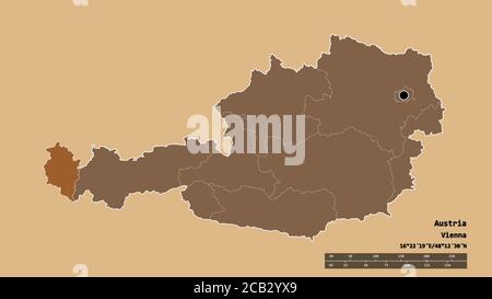 Entsättigte Form von Österreich mit seiner Hauptstadt, Hauptregionalteilung und dem abgetrennten Vorarlberg-Gebiet. Beschriftungen. Komposition von gemusterten Texturen. 3D Stockfoto