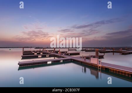 Die Schönheit des Sonnenaufgangs vom Hafen Al Thakira. Bekannt als Dakhira Beach Stockfoto