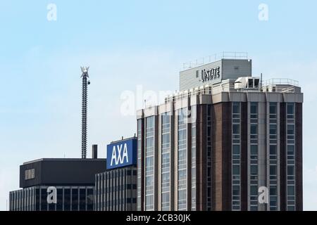 Syracuse, New York, USA. 9. August 2020.Blick auf ein Upstate University Hospital Gebäude und die AXA Towers in der Innenstadt von Syracuse, NY Stockfoto