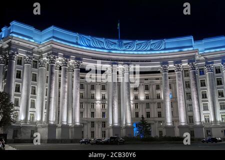 Kiew, Ukraine - 9. August 2020. Außenministerium der Ukraine. Ukrainische staatliche Stelle für die Außenbeziehungen der Ukraine. Aufnahme bei Nacht. Stockfoto