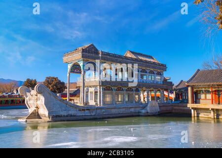 Beijing, China - Jan 13 2020: Marble Boat (AKA Boot of Purity and Ease) ist ein Pavillon am See des Pekinger Sommerpalastes, der erstmals 1755 errichtet wurde Stockfoto