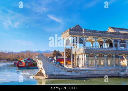 Beijing, China - Jan 13 2020: Marble Boat (AKA Boot of Purity and Ease) ist ein Pavillon am See des Pekinger Sommerpalastes, der erstmals 1755 errichtet wurde Stockfoto