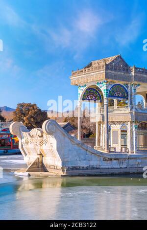 Beijing, China - Jan 13 2020: Marble Boat (AKA Boot of Purity and Ease) ist ein Pavillon am See des Pekinger Sommerpalastes, der erstmals 1755 errichtet wurde Stockfoto