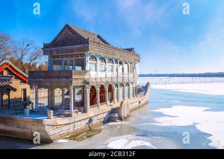 Beijing, China - Jan 13 2020: Marble Boat (AKA Boot of Purity and Ease) ist ein Pavillon am See des Pekinger Sommerpalastes, der erstmals 1755 errichtet wurde Stockfoto