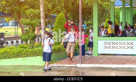 Kanchanaburi,Thailand-JULI 2,2020:Thailändische Schüler tragen verschiedene medizinische Masken, um sich vor Coronavirus (Covid-19) rechtzeitig nach der Schule zu schützen und zu gehen Stockfoto