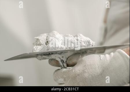 Bauarbeiter mit Spachtel und Mörtel. Bauwerkzeuge Stockfoto