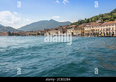 Küste am Gardasee, Salo Dorf, italien, Einkaufszentrum und Altstadt mit einer Kirche, Blick auf das Boot Stockfoto