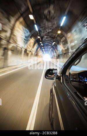 Tunnel am Gardasee, Italien, Autofahren durch den Tunnel Stockfoto