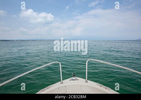 Geländeransicht auf einem Boot, türkisfarbenes Wasser und blauer Himmel, mit dem Boot am Gardasee, italien Stockfoto