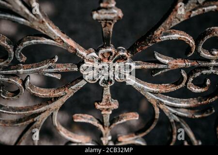 Altes rostiges Metallgitter mit Blumen und Arabesken Stockfoto