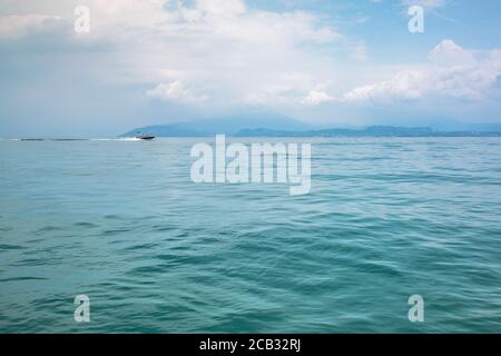 Meerblick mit Schnellboot auf blauem Wasser, Gardasee, Italien Stockfoto