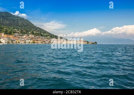 Küste am Gardasee, Salo Dorf, italien, Einkaufszentrum und Altstadt mit einer Kirche, Blick auf das Boot Stockfoto