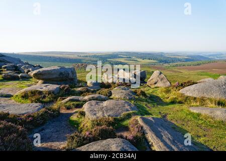 Hoch am Higger Tor mit Blick auf Carl Wark Fort Ein trübe Sommermorgen Stockfoto