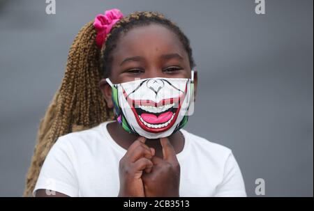 Isabella Fayeun, sieben, aus Athy in Co. Kildare trägt eine Joker-Gesichtsmaske, wie es heute in der Republik Irland und Nordirland vorgeschrieben ist, Gesichtsbezüge in Innenräumen zu tragen. Stockfoto