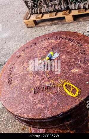 Liegeplatz Poller und Angelschnur. Stockfoto