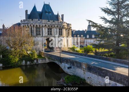 Frankreich, Loir et Cher, Vendome, Porte Saint Georges am Rande des Flusses Loir // Frankreich, Loir-et-Cher (41), Vendôme, porte Saint-Georges au Bord du Stockfoto