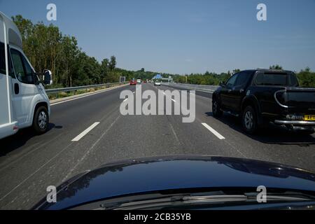 Vierspurige intelligente Autobahnbilder mit Platz für Text-Overlay. Neue Autobahn M23 in Surrey, Großbritannien. Stockfoto