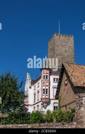 Boosenburg, Burgturm mit Villa in Rüdesheim am Rhein, Weinstadt in Hessen, Deutschland Stockfoto