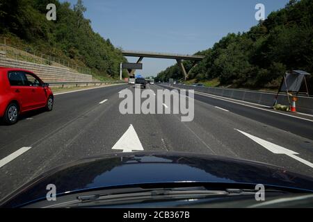 Vierspurige intelligente Autobahnbilder mit Platz für Text-Overlay. Neue Autobahn M23 in Surrey, Großbritannien. Stockfoto