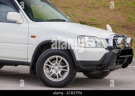 Nowosibirsk, Russland - 07.07.2020: Nahaufnahme der Haube eines japanischen Honda-Autos, Räder mit Sommerreifen und einer weißen Scheibe und Scheinwerfer des CR-V Stockfoto