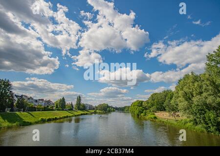 Schöner Werdersee bei bewölktem Himmel mit Blick von der Brücke hinein Bremen Stockfoto