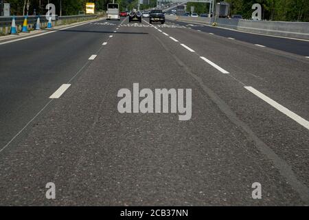 Vierspurige intelligente Autobahnbilder mit Platz für Text-Overlay. Neue Autobahn M23 in Surrey, Großbritannien. Stockfoto