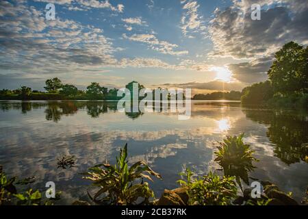 Schöner Sonnenuntergang mit herrlichem Spiegelbild im Wasser an der Weser In Bremen Stockfoto