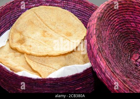 Maistortillas für Tacos in einer traditionellen Schüssel, mexikanische Küche Stockfoto