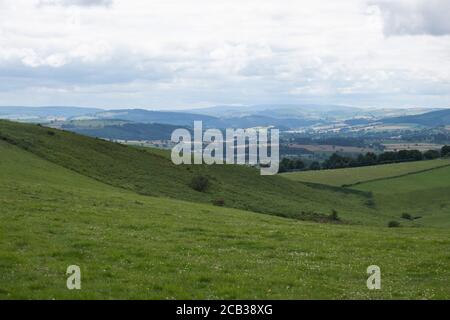 Landschaftsansicht im Gebiet westlich des Long Mynd am 24. Juli 2020 bei Norbury, Großbritannien. Der Long Mynd ist ein Heide- und Moorplateau, das Teil der Shropshire Hills in Shropshire, England, ist. Das Hochland, das als Gebiet von außergewöhnlicher natürlicher Schönheit bezeichnet wird, liegt zwischen der Stiperstones Range im Westen und den Stretton Hills und Wenlock Edge im Osten. Ein Großteil davon ist im Besitz und wird vom National Trust verwaltet. (Foto von Mike Kemp/in Bildern über Getty Images) Stockfoto