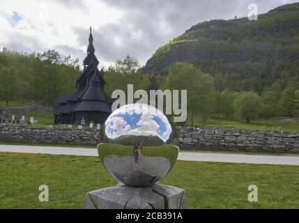 Aufnahme einer transparenten Kugel auf dem Hintergrund des Borgund Stabkirche in Norwegen Stockfoto