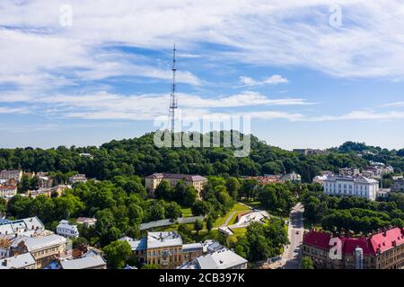 Extrem schönes Panorama bei Sonnenuntergang. Romantisches Lviv, aus der Höhe des Vogelauges. Lviv ist die kulturelle Hauptstadt der Ukraine und ist ein beliebtes d Stockfoto