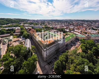 Extrem schönes Panorama bei Sonnenuntergang. Romantisches Lviv, aus der Höhe des Vogelauges. Lviv ist die kulturelle Hauptstadt der Ukraine und ist ein beliebtes d Stockfoto