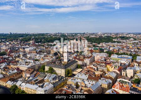 Extrem schönes Panorama bei Sonnenuntergang. Romantisches Lviv, aus der Höhe des Vogelauges. Lviv ist die kulturelle Hauptstadt der Ukraine und ist ein beliebtes d Stockfoto