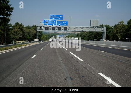 Vierspurige intelligente Autobahnbilder mit Platz für Text-Overlay. Neue Autobahn M23 in Surrey, Großbritannien. Stockfoto